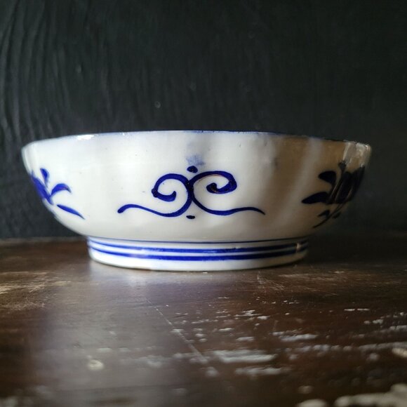 Antique Japanese Imari Porcelain Bowl w/ Mythical Kirin Design and Scalloped Rim - Picture 7 of 13